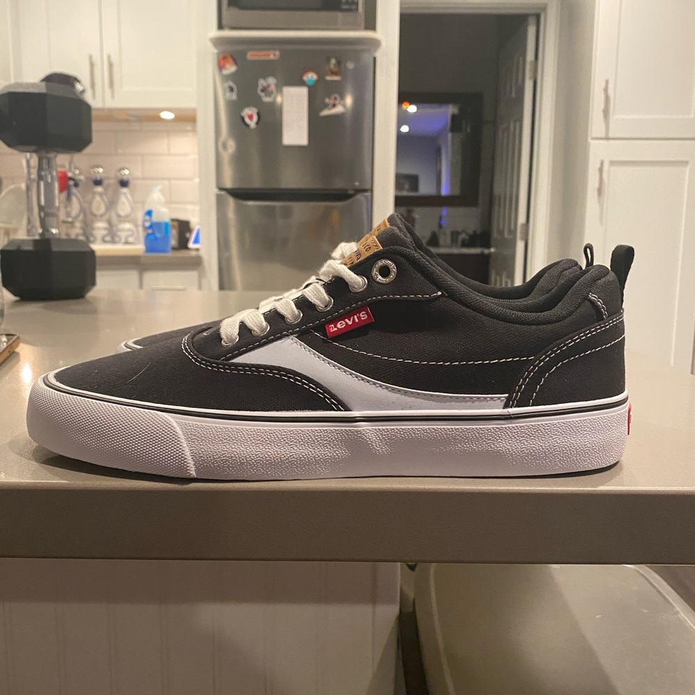 SZ 10 LEVIS SNEAKERS